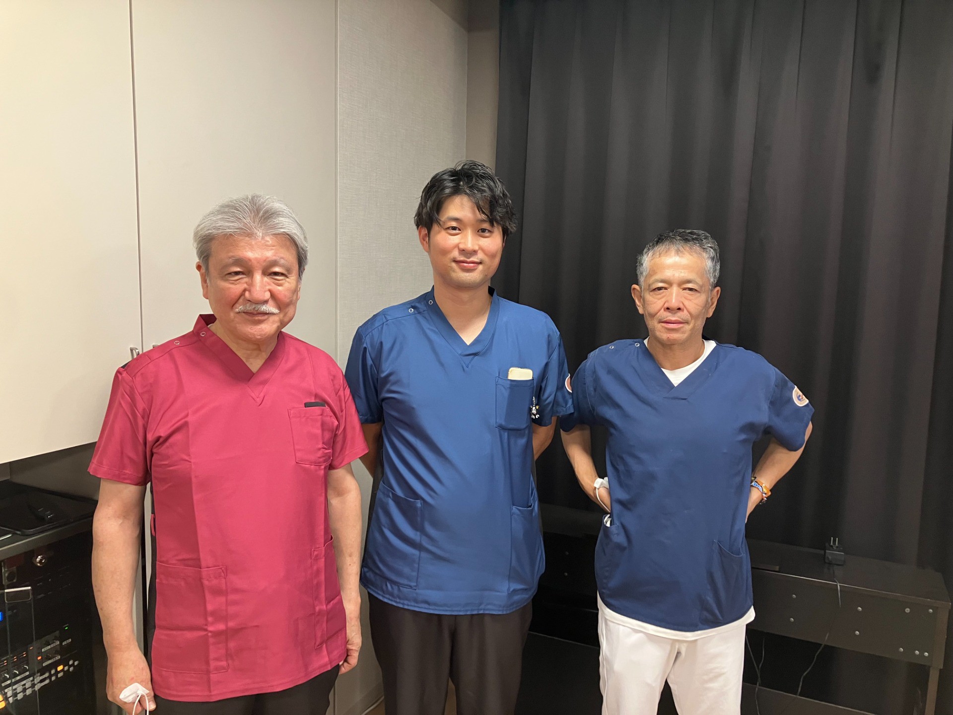 左より　伊藤理事長・院長、富医師、西副院長